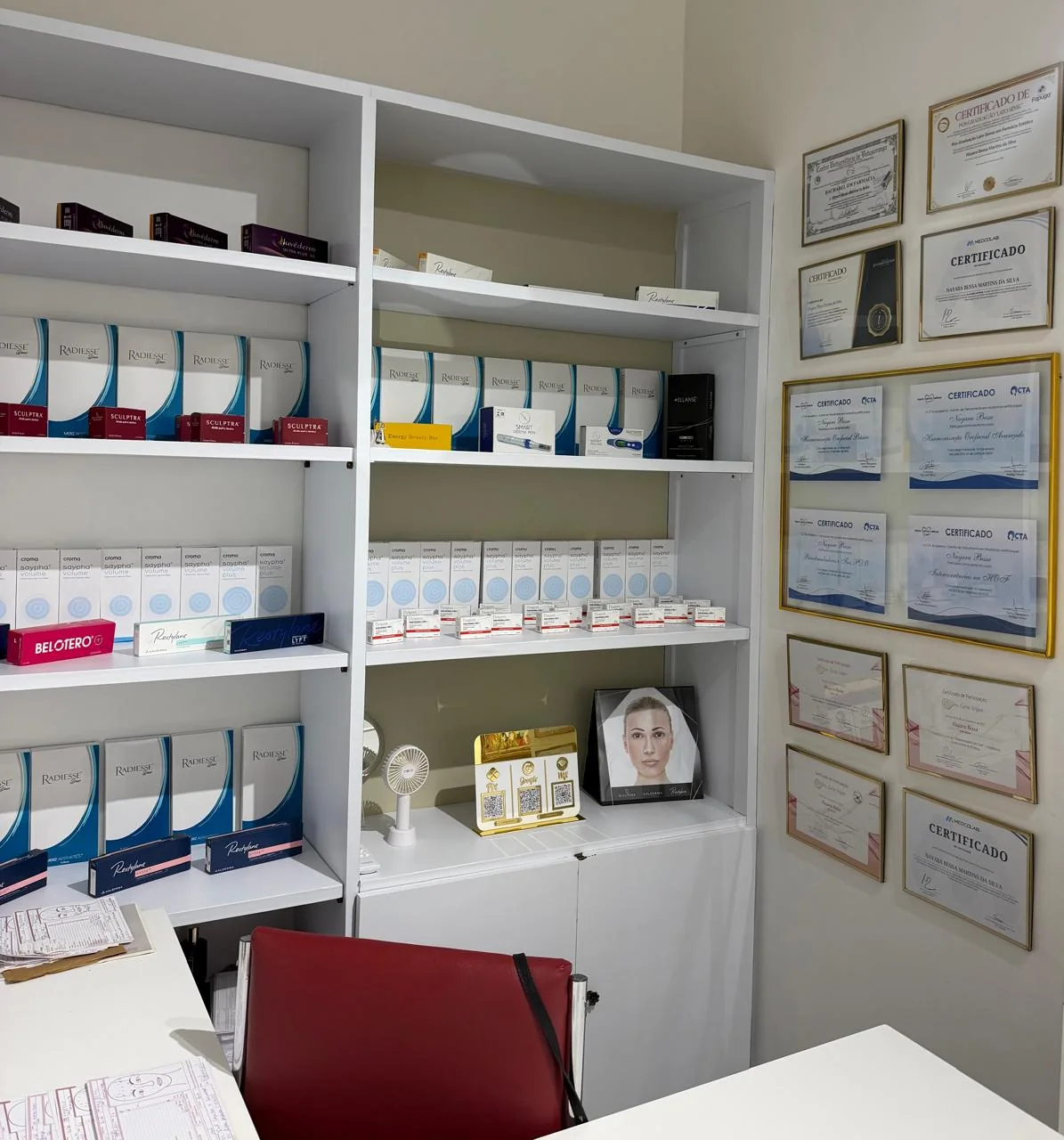 Produtos e certificados no consultório Nayara Bessa