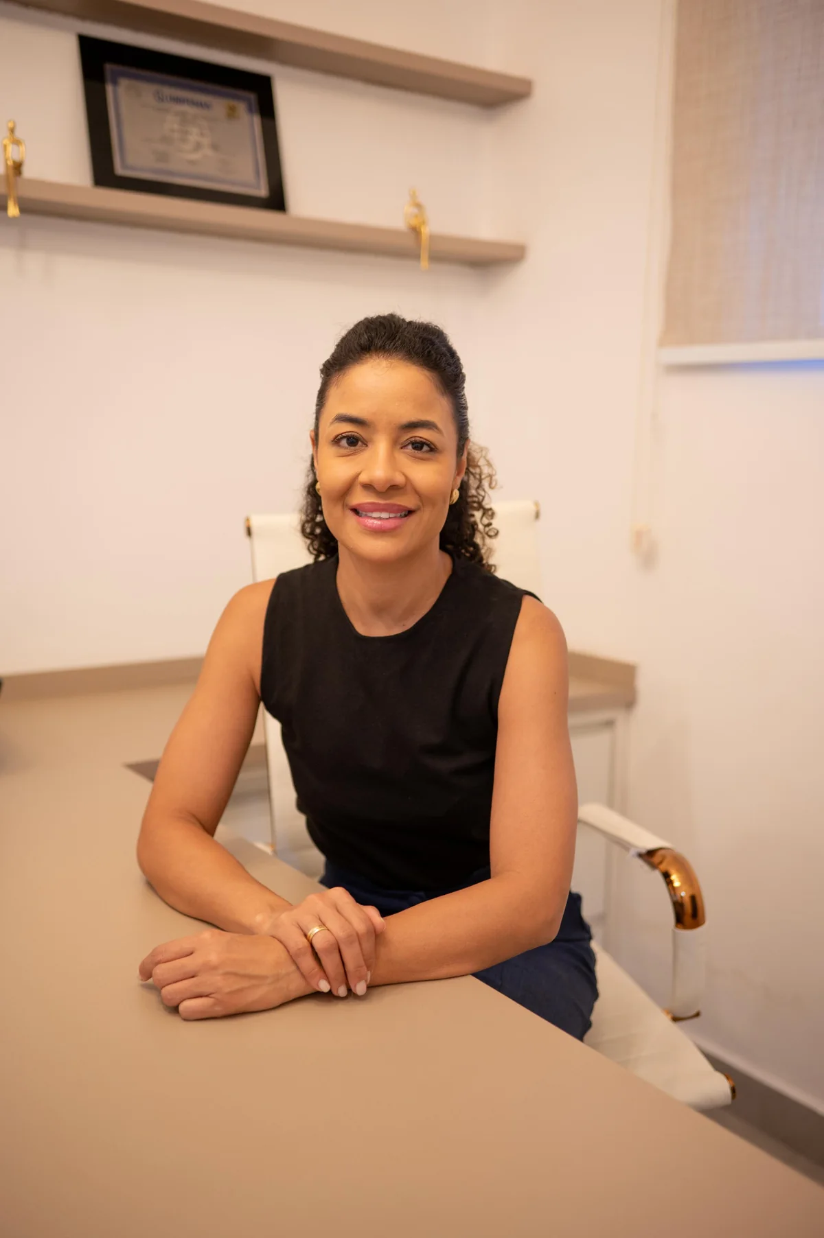 Nayara Bessa em consultório de Estética Avançada