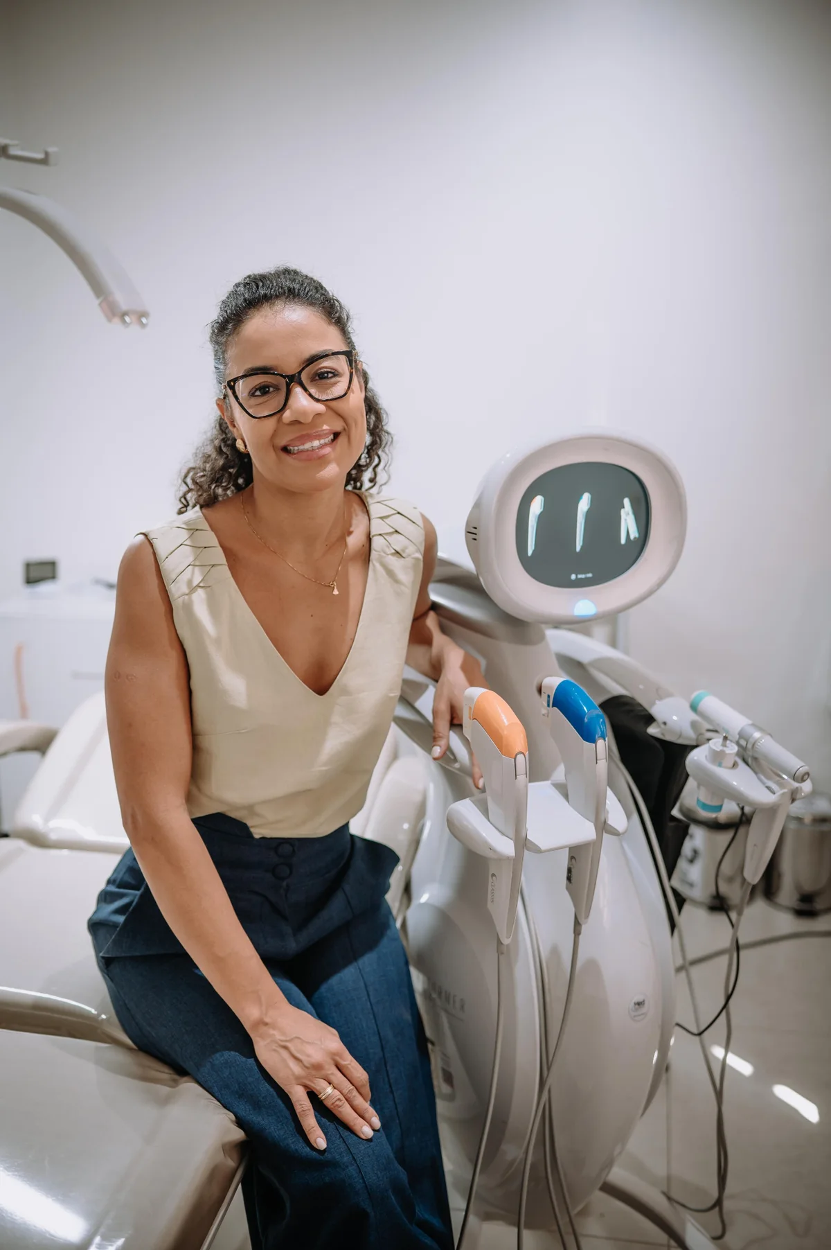 Nayara Bessa ao lado de equipamentos utilizados em Estética Avançada